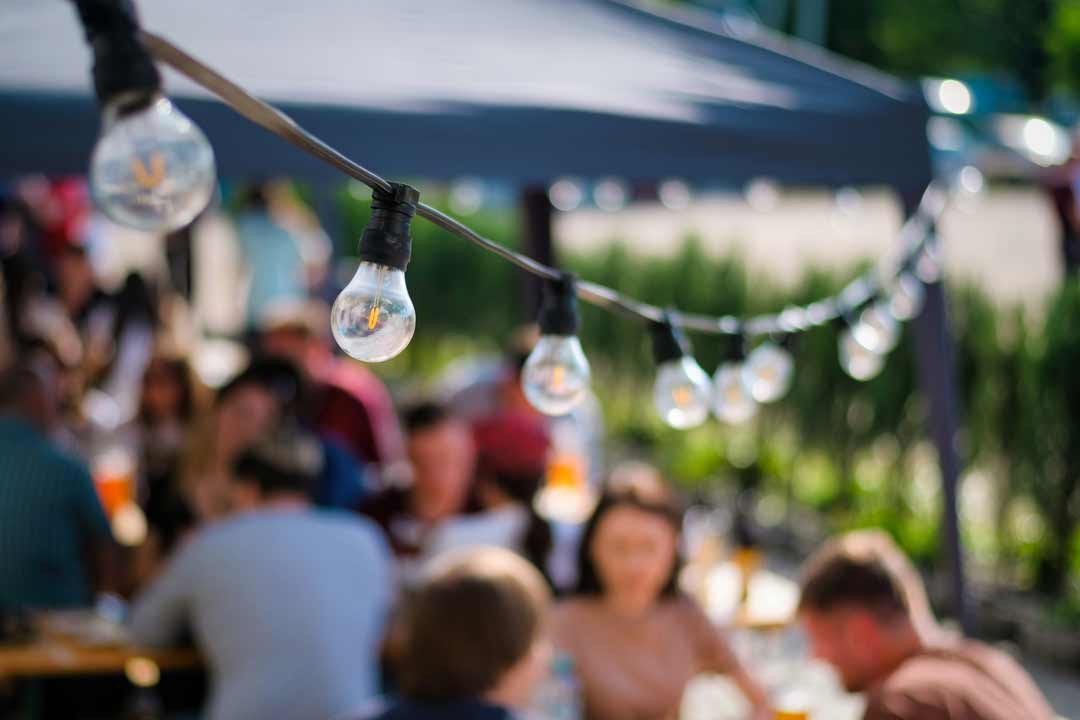 Chef-kok van Studio Smaeck bereidt live een duurzaam gerecht op open vuur tijdens een cateringevent in Zutphen en omgeving